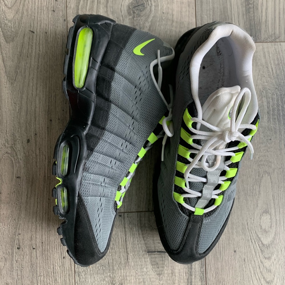 LIKE NEW size 12 NIKE AIRMAX